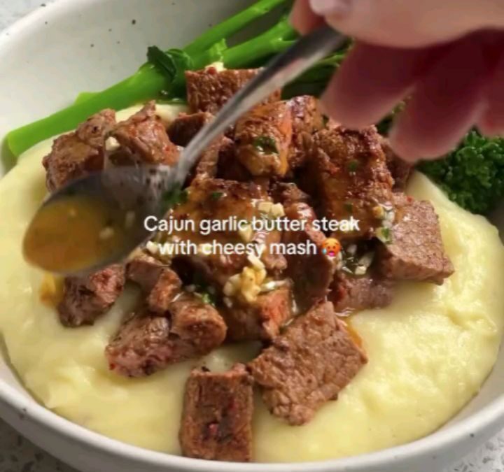 Cajun garlic butter steak bites with cheesy mash 🥵 by @veryhungrygreek Cajun seasoned steak bites sat on top of SUPER c…