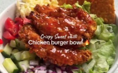 Say “YUM” if you woukd eat this Crispy sweet chilli chicken burger bowl 🤤 by @veryhungrygreek The EASIEST meal prep rec…