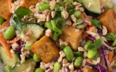 Brown Rice, Tofu & Edamame Salad! by @thrivingonplants This baby is tossed in the most delicious peanut dressing. It’s f…