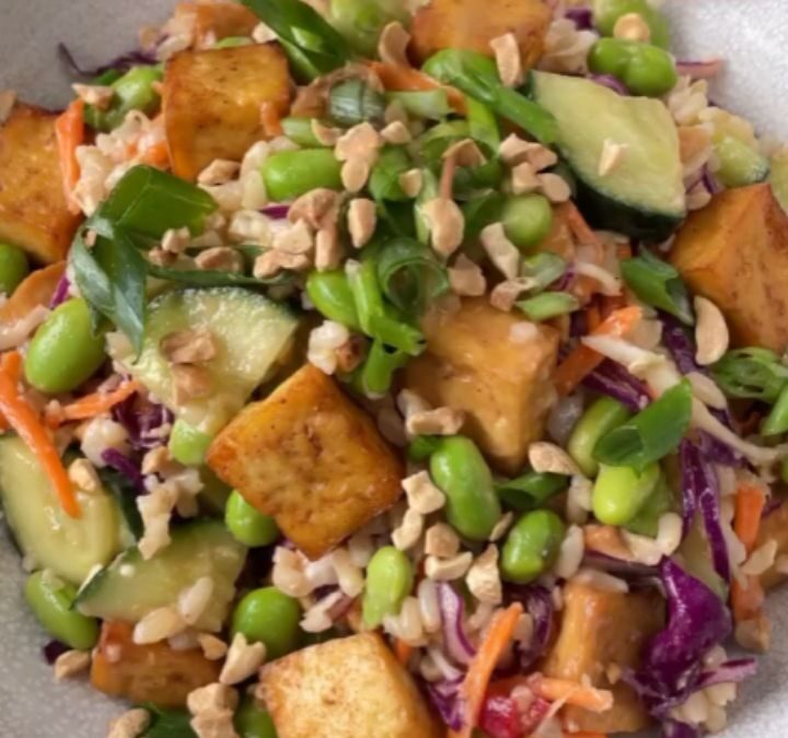 Brown Rice, Tofu & Edamame Salad! by @thrivingonplants This baby is tossed in the most delicious peanut dressing. It’s f…