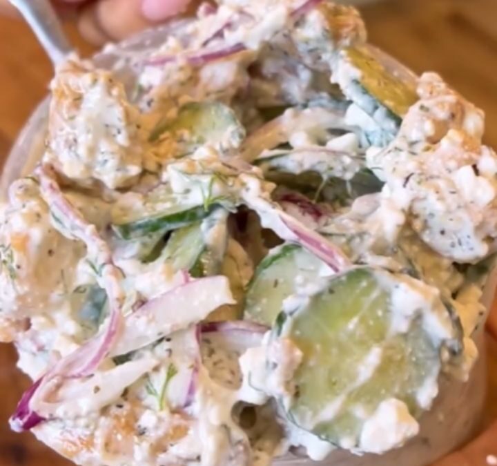 Say “YUM” if you would eat this CHICKEN CEASAR CUCUMBER SALAD! 🥒 by @low.carb.love Have you tried this yet!? All you ne…