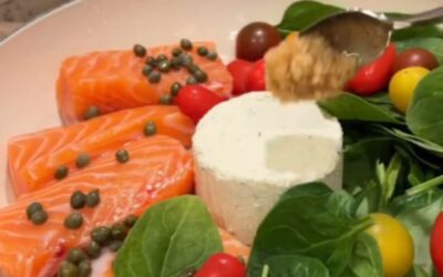 one pan creamy salmon pasta 🤭🤭🤭 (Via: @sweatandtell) INGREDIENTS – Salmon – Boursin chive – Spinach – Tomatoes