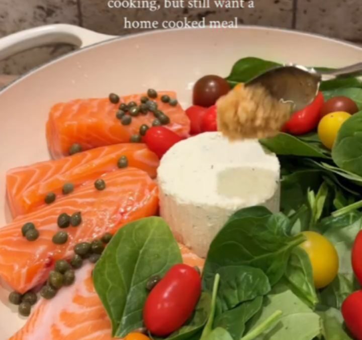 one pan creamy salmon pasta 🤭🤭🤭 (Via: @sweatandtell) INGREDIENTS – Salmon – Boursin chive – Spinach – Tomatoes