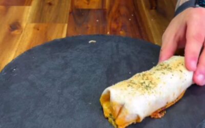 Say “YUM” if you would eat these High Protein Cheesy & Creamy Garlic Chicken Rolls🌯 by @_aussiefitness Only 351 Calorie…
