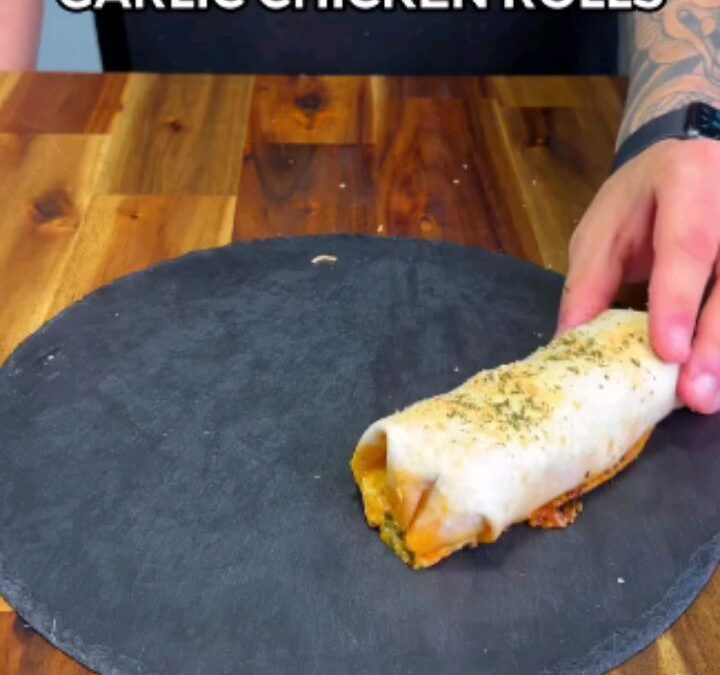 Say “YUM” if you would eat these High Protein Cheesy & Creamy Garlic Chicken Rolls🌯 by @_aussiefitness Only 351 Calorie…