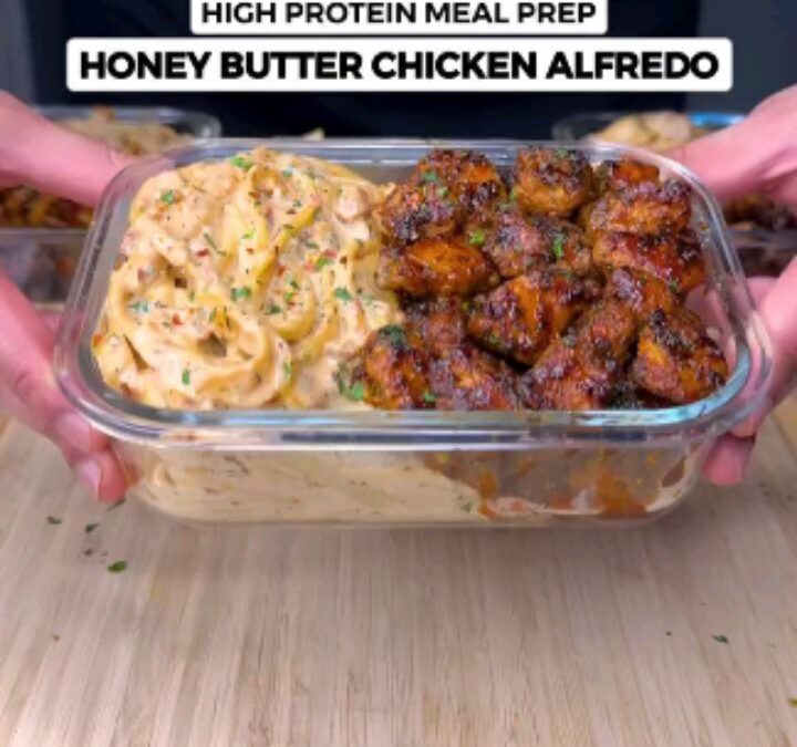 Say “YUM” if you would eat this High Protein Honey Butter Chicken Alfredo Pasta🍗🍯🧀 by @jalalsamfit One of the most in…