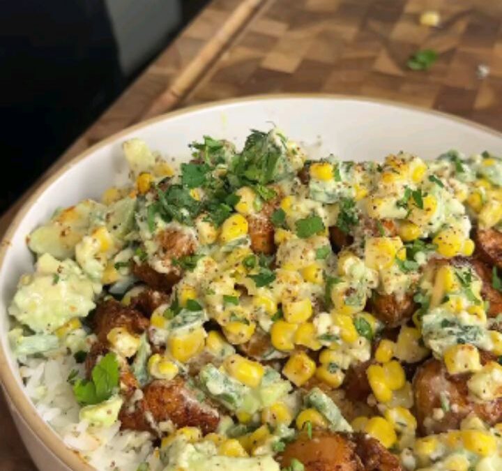 High Protein Street Corn Chicken Bowl 😍 by @ice.karimcooks (recipe 👇🏽) Macros per serving (1 cup rice per serving) (X…