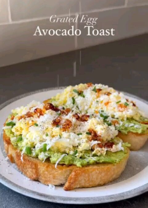 Grated Egg Avocado Toast by @healthymoodsf is a delightful and fulfilling breakfast that’s absolutely delicious😍Simply …