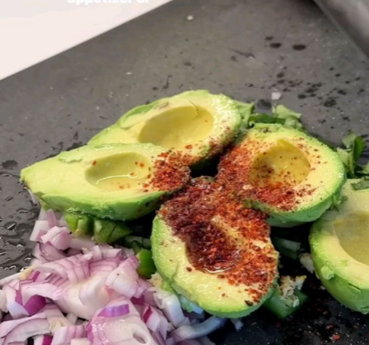 Mediterranean-inspired Guacamole by @shredhappens Regular Guac is one of my favorites, so I decided to load it up with s…