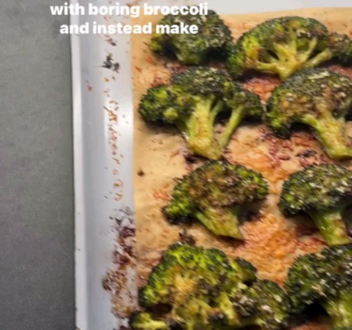 Smashed Broccoli Chips 🥦 by @shredhappens If you want quick & easy healthy snacks, you’ve got to try these smashed broc…