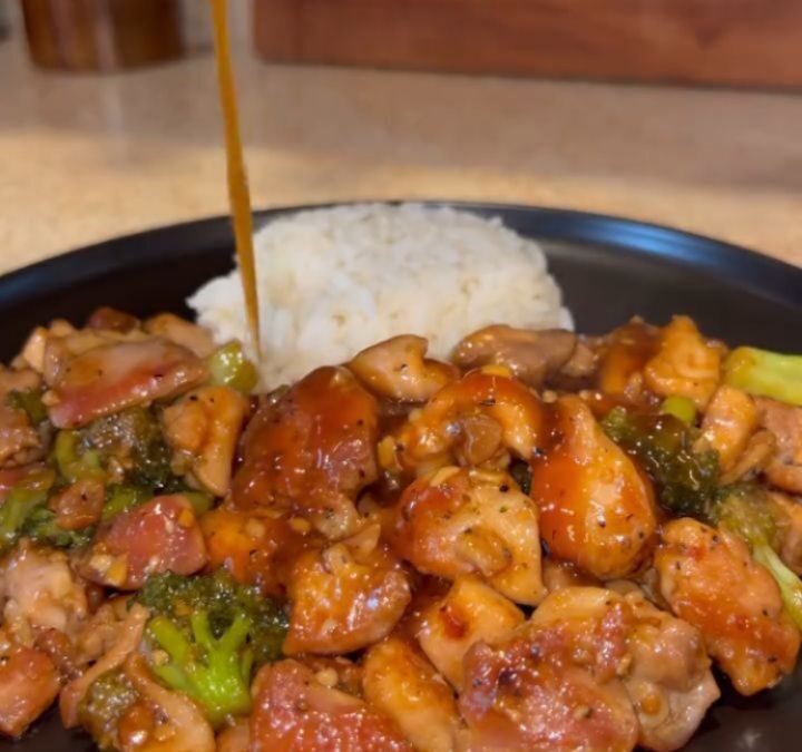 Healthier General Tso’s Chicken 🐓🔥 by @calwillcookit FULL RECIPE ⬇️ INGREDIENTS (~4 servings) – ~2 lbs boneless skinle…