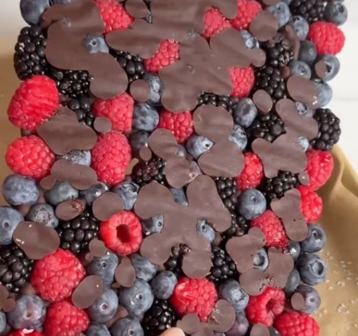 A must make 😍 by @lindsay.keosayian You’ll need: 1 cup blueberries 1 cup raspberries 1 cup blackberries melted chocolat…