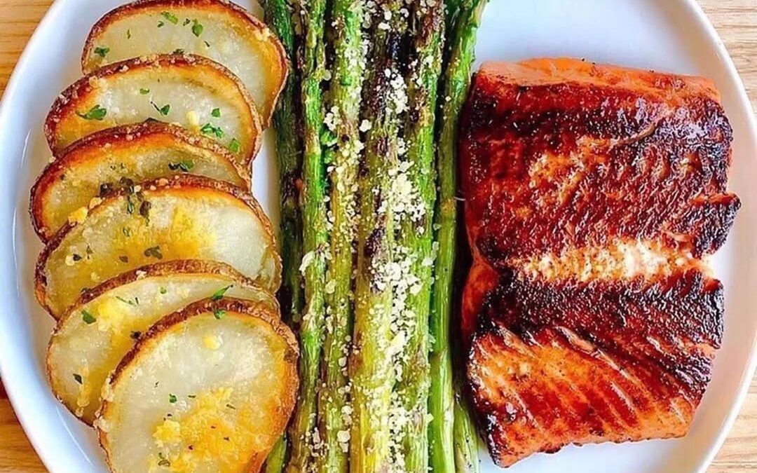 Here’s Five delicious and easy Protein dinner options by @sara.haven Recipes below👩🏻‍🍳 Salmon, Chicken, Prawns, Scall…