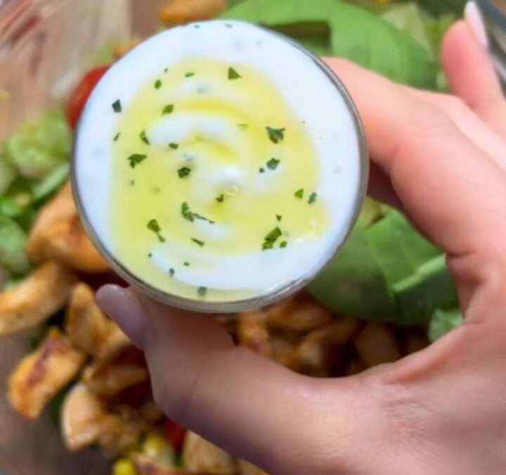 Protein-rich SALAD 😍 – healthy & easy by @tagesrezept_ Ingredients: •Chicken breast Spices for chicken breast: •Salt •S…
